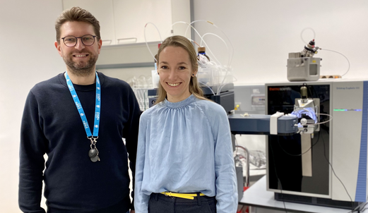 Leibniz-Institut für Alternsforschung (FLI) (@leibnizfli) on Twitter photo Herzlichen Glückwunsch💐Alessandro Ori <a href="/AOri_lab/">Alessandro Ori</a> + Julia Heiby <a href="/blue_ceil/">Julia Heiby</a> haben für ihr Projekt “Targeting alterations of the lysosomal proteome in Batten disease” den Forschungspreis der <a href="/nclStiftung/">NCL-Stiftung</a> erhalten. Weitere Infos👉ncl-stiftung.de/aktuelles/aktu…
#battendisease #Kinderdemenz Herzlichen Glückwunsch💐Alessandro Ori <a href="/AOri_lab/">Alessandro Ori</a> + Julia Heiby <a href="/blue_ceil/">Julia Heiby</a> haben für ihr Projekt “Targeting alterations of the lysosomal proteome in Batten disease” den Forschungspreis der <a href="/nclStiftung/">NCL-Stiftung</a> erhalten. Weitere Infos👉ncl-stiftung.de/aktuelles/aktu…
#battendisease #Kinderdemenz