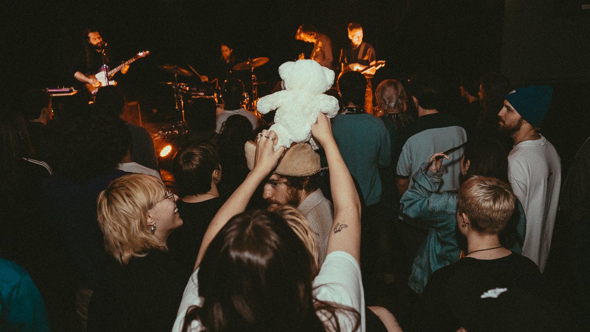 The Good Will (@thatgoodwill) on Twitter photo Tom got some sweet shots from the <a href="/blesseddesselb/">Blessed Band</a> album release show back in November with <a href="/stuckchi/">ʞɔnʇs</a> & <a href="/FoldPaperMusic/">Fold Paper</a>
Check it out:
thegoodwill.ca/photos/fold-pa… Tom got some sweet shots from the <a href="/blesseddesselb/">Blessed Band</a> album release show back in November with <a href="/stuckchi/">ʞɔnʇs</a> & <a href="/FoldPaperMusic/">Fold Paper</a>
Check it out:
thegoodwill.ca/photos/fold-pa…
