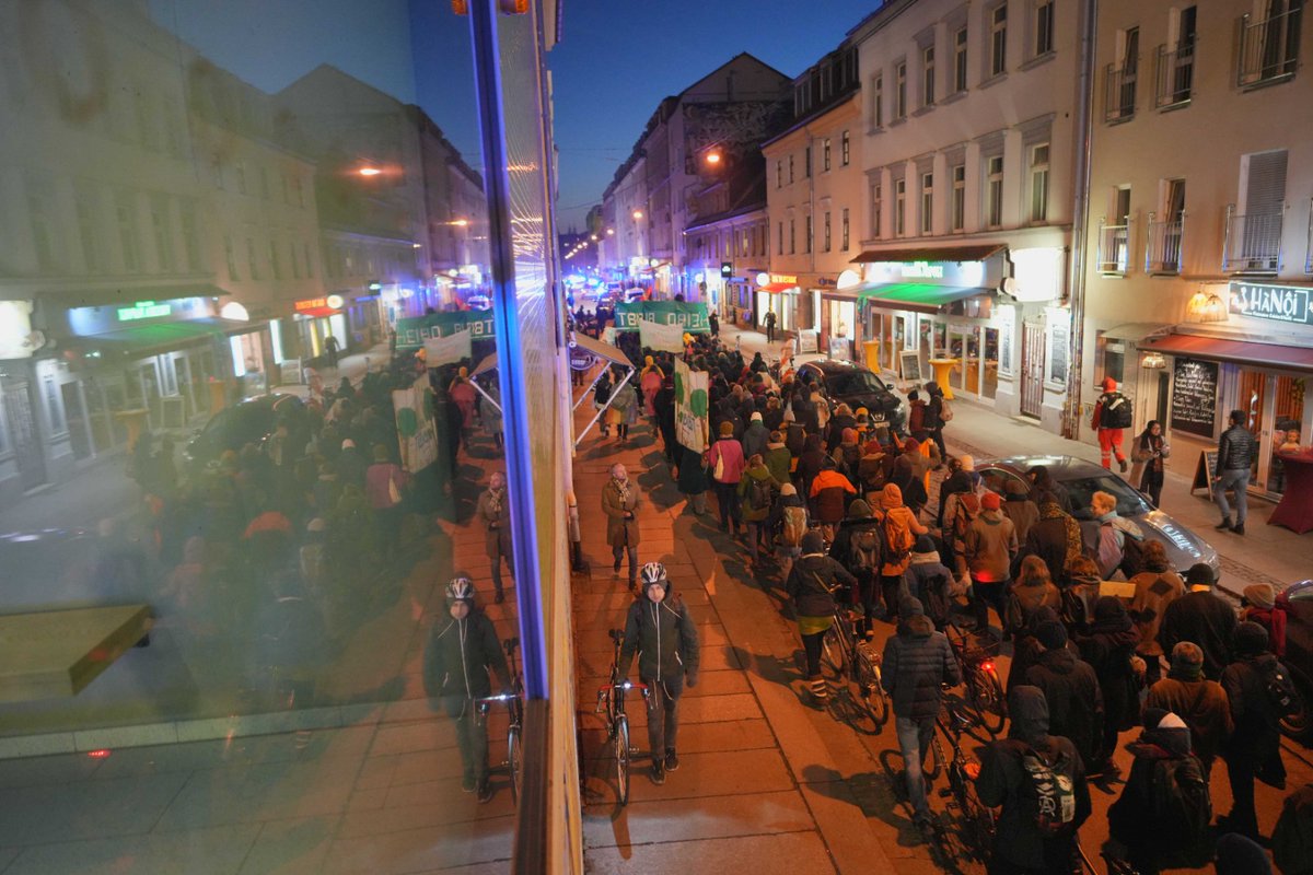 vuecritique's tweet image. Es sind etwa 250 Menschen, die sich in #Dresden kurzfristig zusammengefunden haben, um sich mit dem @heibo_bleibt zu solidarisieren. Zielort ist die Gefangenensammelstelle, wo einige Besetzer*innen aus dem Wald aktuell noch festgesetzt sein sollen.
#dd1502 #heibo #heibo_bleibt