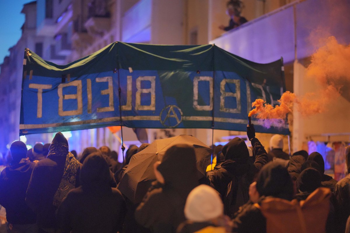 vuecritique's tweet image. Es sind etwa 250 Menschen, die sich in #Dresden kurzfristig zusammengefunden haben, um sich mit dem @heibo_bleibt zu solidarisieren. Zielort ist die Gefangenensammelstelle, wo einige Besetzer*innen aus dem Wald aktuell noch festgesetzt sein sollen.
#dd1502 #heibo #heibo_bleibt