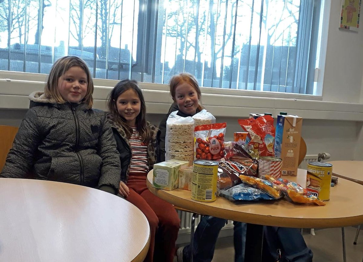 Dinsdag kregen we na schooltijd bezoek van Kris, Ana en Avi. Zij kwamen boodschappen brengen die zij speciaal voor de voedselbank hadden gekocht. Het geld (€ 40) hiervoor hadden zij opgehaald met de verkoop van pomponnetjes. Hartelijk dank voor jullie mooie actie!