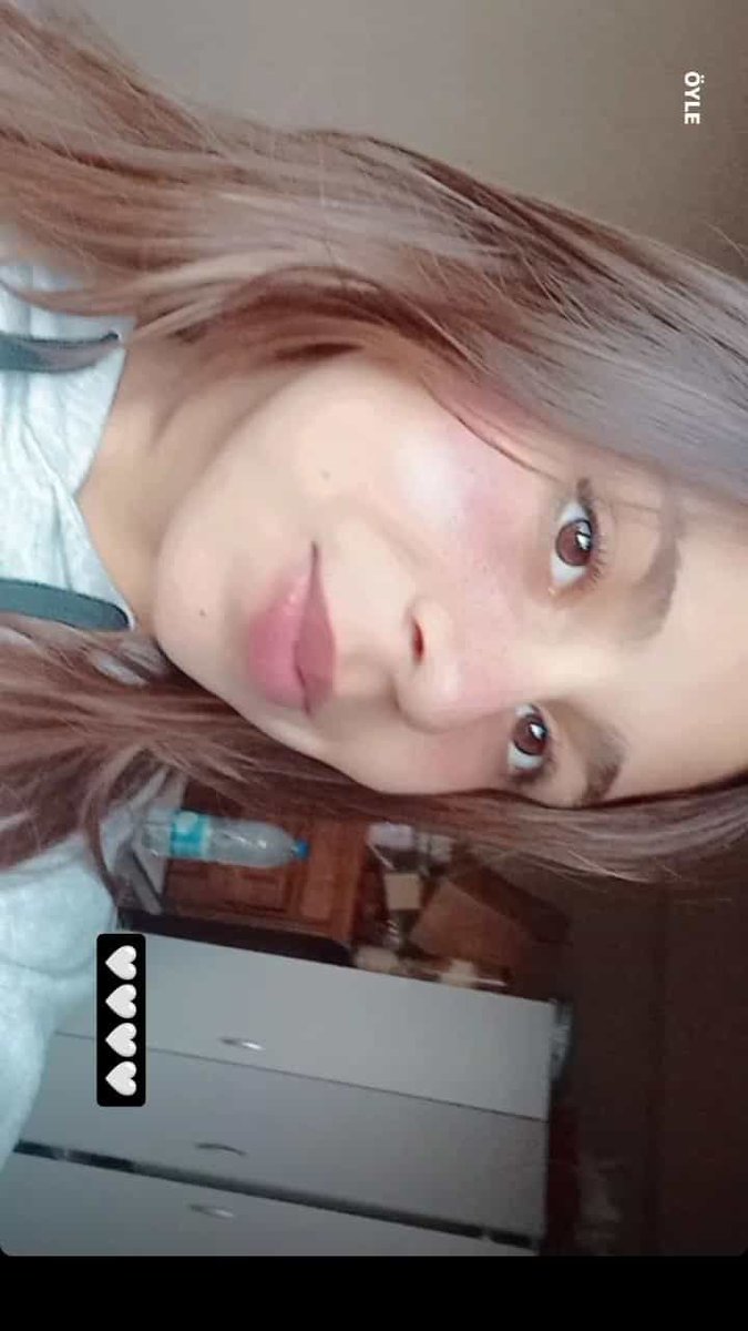 Can, Malatya’ya enkaz kaldırmaya gidiyor ama İslahiye’de evi yıkılmış. Teyzesi,kuzeni, yengesi, 3 çocuk ve teyzesinin annesi Vefaat etmiş.Can hepsinin cesedini çıkarıyor.Ama 4 çocuk İrem Karaca (13)kurtulmuş, evden kaçmış.Kameralarda yaşadığı görülüyor. İrem’i gören buraya yazsın