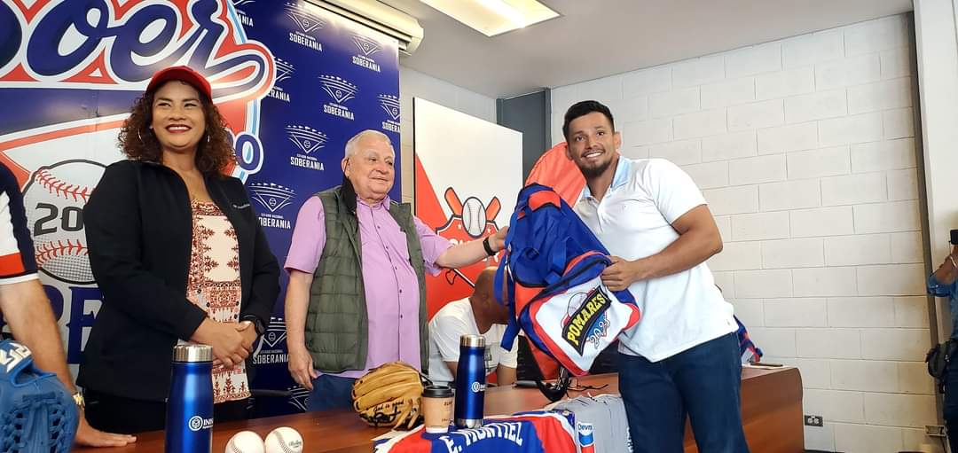 BoerGpo's tweet photo. ✅️Entrega de uniformes para la temporada 2️⃣0️⃣2️⃣3️⃣ a los actuales Campeones del Germán Pomares Ordoñez.
@BeisbolNic 
@beisbol_gpo 
@navarretenic https://t.co/SlHfpkbLdQ