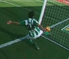 (HILO) : ASÍ AYUDARON AL BARÇA 2016/17 1. Betis 1-1 Barça. Hernández Hernández, no ve el gol fantasma más claro de la historia del fútbol. Entra 57 centímetros, pero no lo dan como gol.