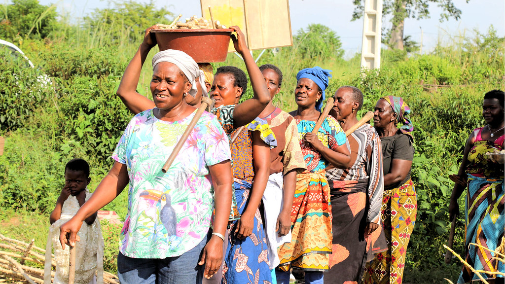 AFAWA e BuyFromWomen apoiam as mulheres agricultoras.

Na Costa do Marfim, a Ação Financeira Afirmativa para as Mulheres em África (AFAWA) e a plataforma digital BuyFromWomen estão a revitalizar as atividades das mulheres agricultoras. #AFAWA #África

maisafrika.com/outros/mulhere…