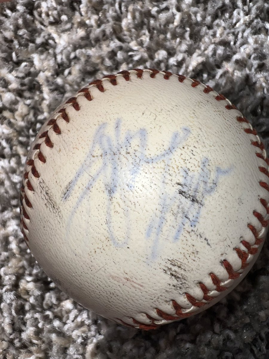 HotHoneyHummie's tweet image. So I found this baseball at a thrift store. Are these signatures real? #baseball #signature #signedbaseball #curiosity #sports