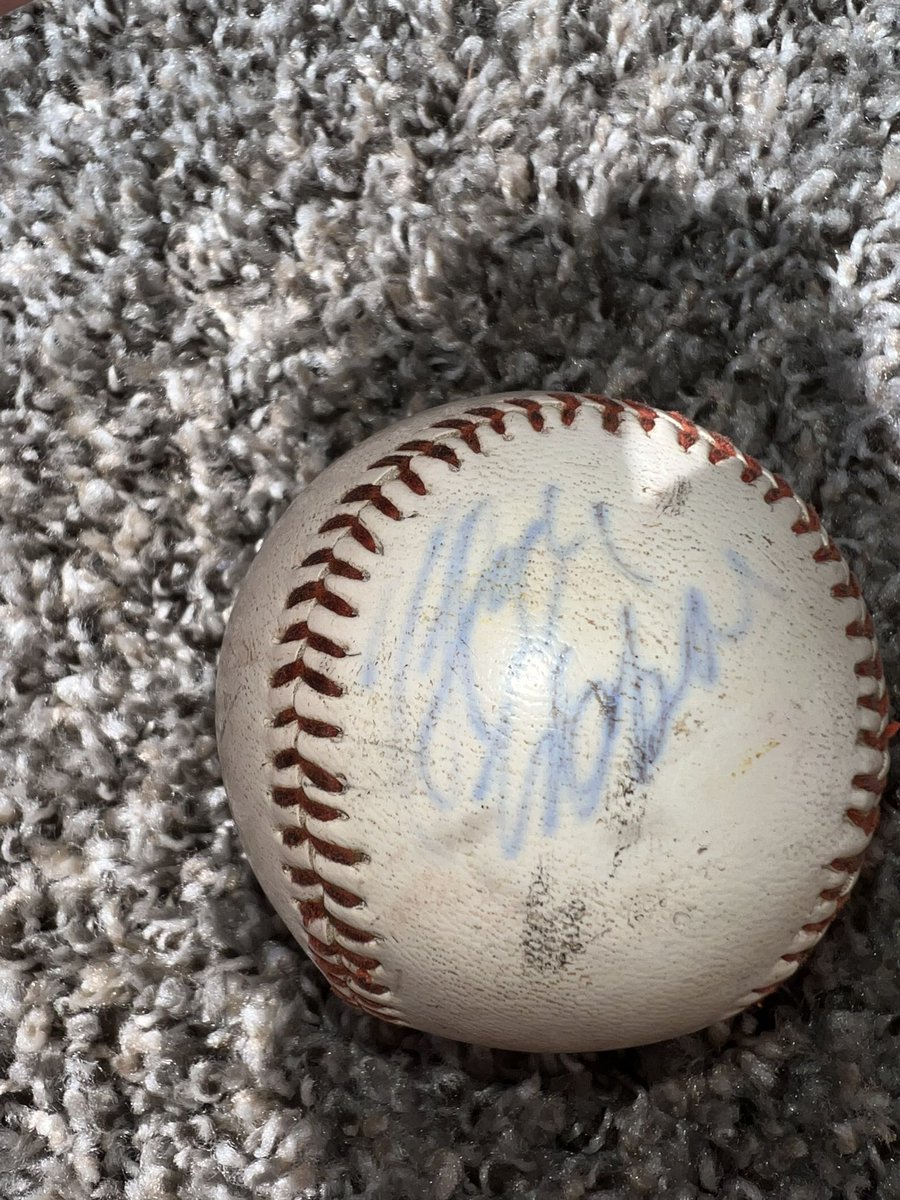 HotHoneyHummie's tweet image. So I found this baseball at a thrift store. Are these signatures real? #baseball #signature #signedbaseball #curiosity #sports