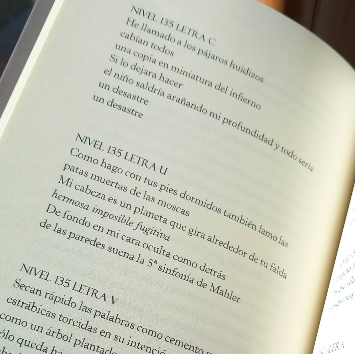 EditorialParamo's tweet photo. Mañana presentamos esta maravilla de poemario. Será en La Sombra de Caín, y nos referimos a 'Babel', de David Argüelles 
Vengáis o no, ojalá podáis leerlo.
--
#Babel #davidarguelles #poemario #poema #presentaciondelibro #poesía #editorialparamo #editorialdepoesía #lasombradecaín https://t.co/W2lF3fIPFd