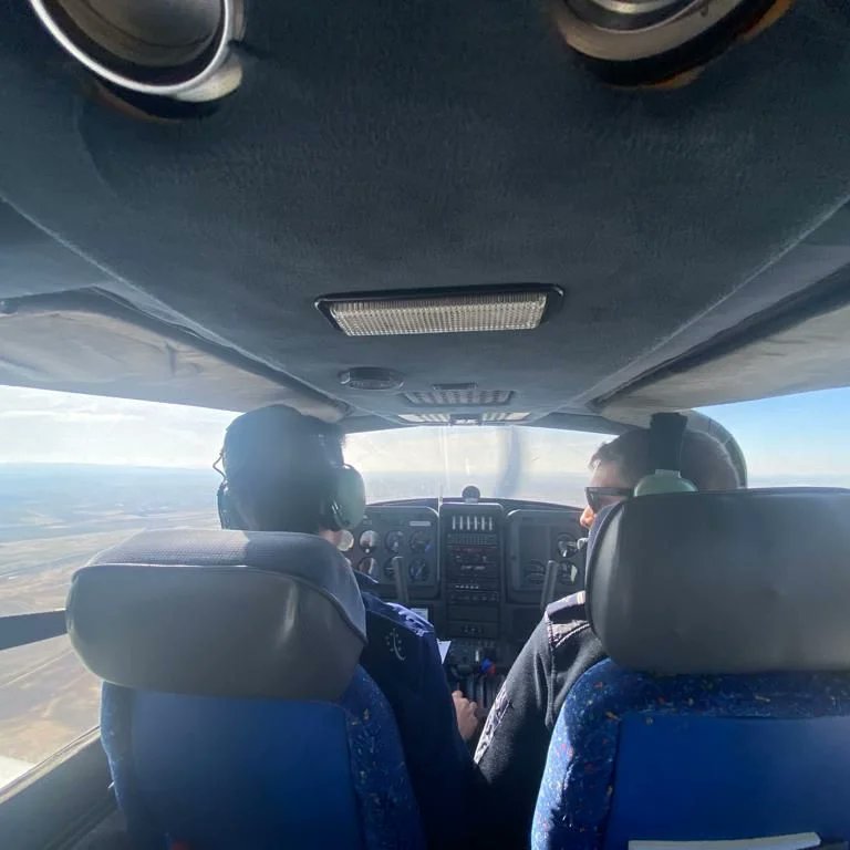 Info_Adventia's tweet photo. ✈️ De la misma manera damos la enhorabuena a @pablocanales26 alumno de la 55Prom del Grado en Piloto @usal !!
👨🏼✈️ Tras ésta su 1a misión, comienza una nueva etapa dando así un paso más en su carrera para convertirse en piloto comercial.
👏👏✅
#1flight #AdventiaCreandoEscuela # https://t.co/R9rKsnA94t