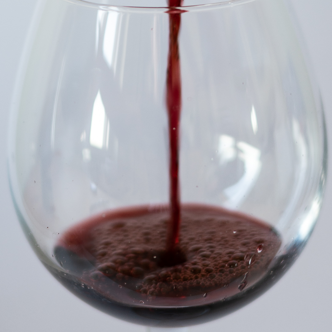 En España llamamos vino tinto al “red wine” o “vin rouge” y no vino rojo, ¿sabes por qué? ⬇️
La palabra 'tinto' proviene del latín (tinctus) y significa teñido. A la hora de elaborar el vino tinto, se coloreaba el vino blanco con un poco de vino tinto, de ahí viene su nombre.