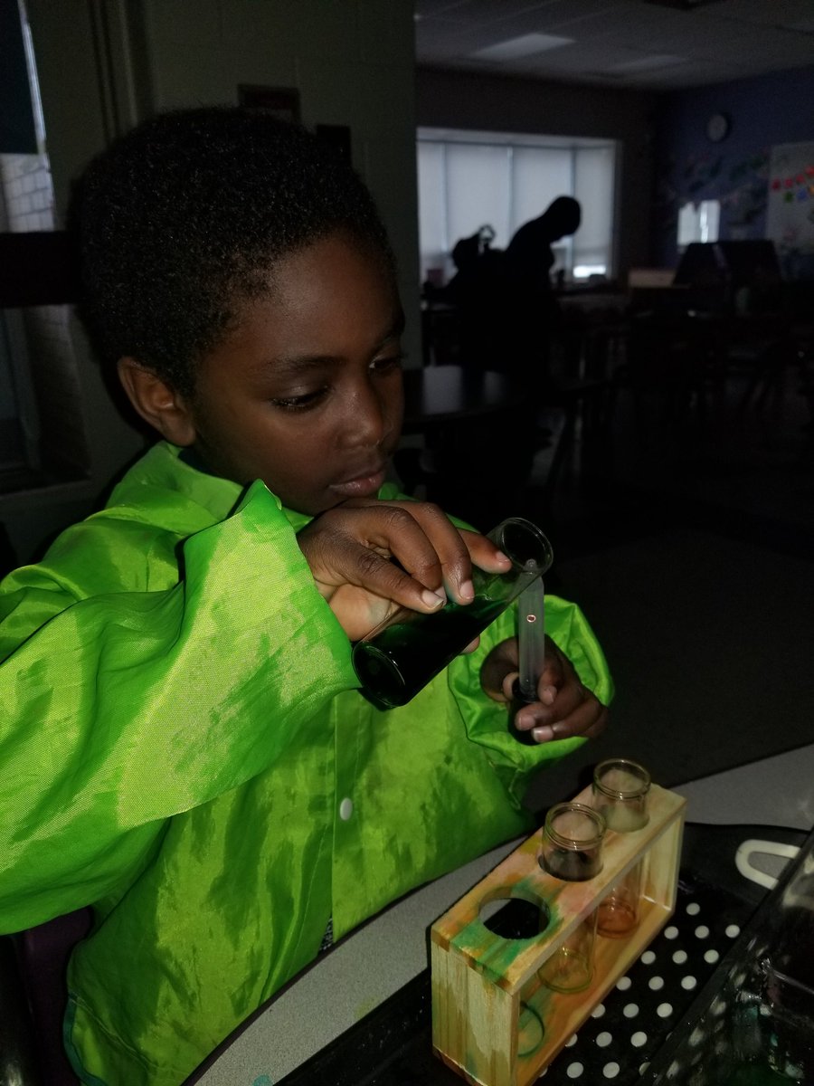 KPASEL1's tweet photo. 3 awesome scientists are using their noses to figure out what the water smells like! https://t.co/rcSEe6Aq09