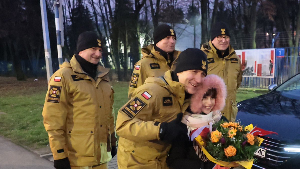ABartkowiak_PSP's tweet image. Wspólnie ze strażakami grupy #HUSAR, którzy powrócili do kraju, przyjęliśmy od społeczności 🇹🇷 mieszkającej w Polsce, słowa podziękowania i wdzięczności za pomoc i uratowanie ich rodaków. To było wzruszające spotkanie. Dziękujemy ❤️👨‍🚒🇵🇱🇹🇷💪🤝✌🏻