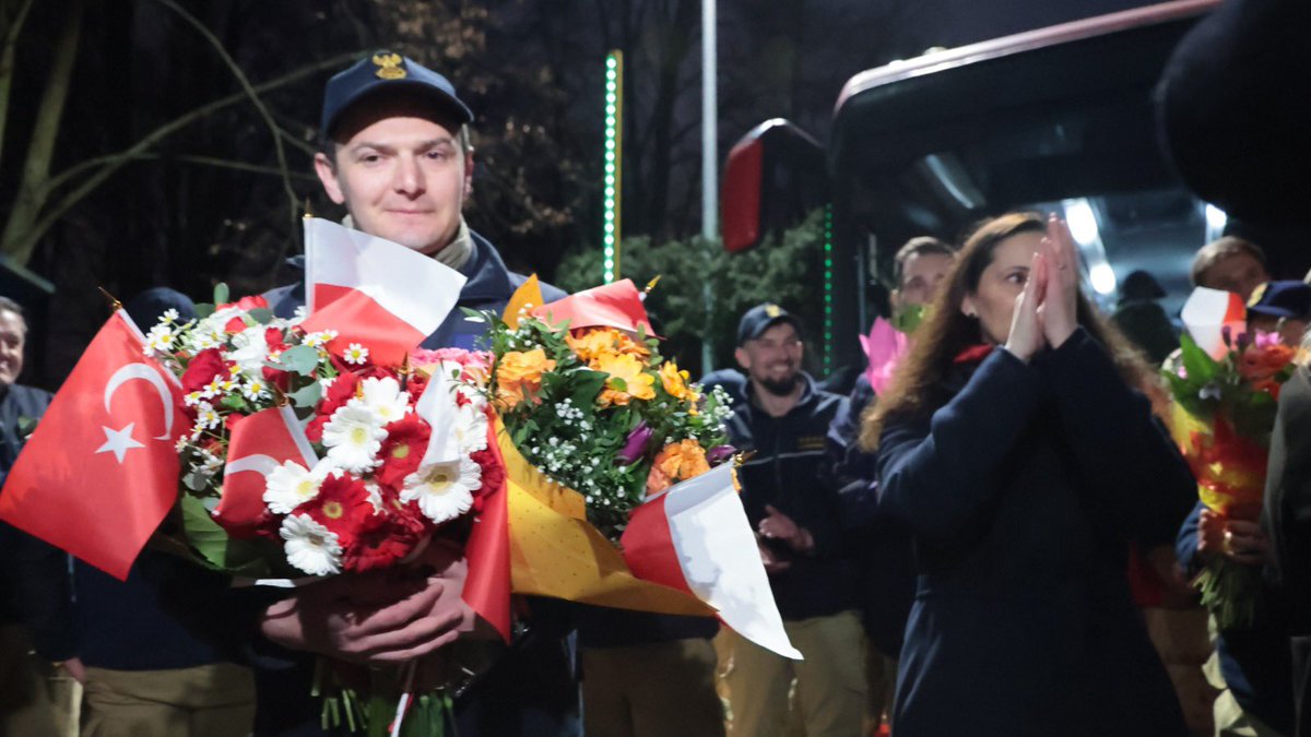 ABartkowiak_PSP's tweet image. Wspólnie ze strażakami grupy #HUSAR, którzy powrócili do kraju, przyjęliśmy od społeczności 🇹🇷 mieszkającej w Polsce, słowa podziękowania i wdzięczności za pomoc i uratowanie ich rodaków. To było wzruszające spotkanie. Dziękujemy ❤️👨‍🚒🇵🇱🇹🇷💪🤝✌🏻