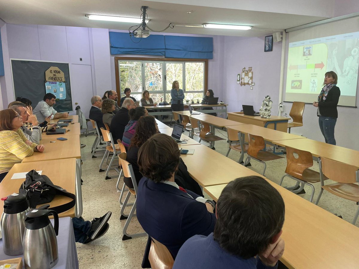 MeritxellNieto's tweet photo. Sessió de treball del #SIEI @LaSalleLaSeu amb @BmClaudia13 i #NeusRamos a la Universitat Campus Madrid @LaSalleMAD Tot un plaer participar a a la presentació oficial del Projecte #Divintech amb tot l'equip
#NCALaSalle https://t.co/tBWgIEZBrc
