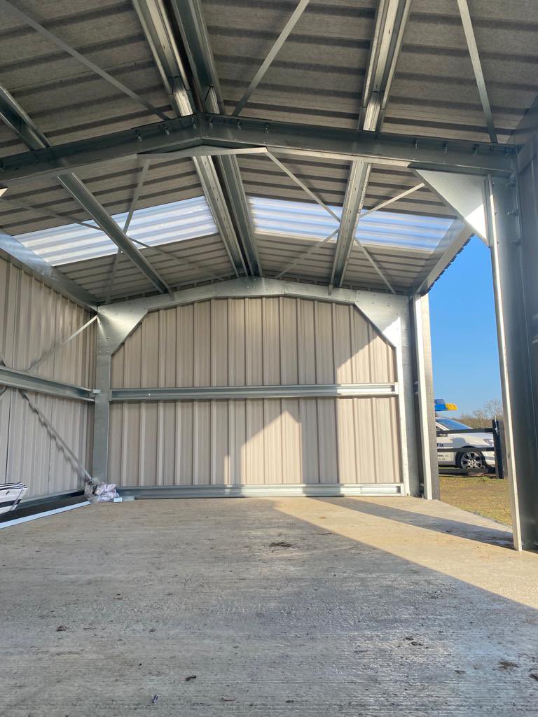 FirstFixGroup's tweet photo. #brentwood #essex
4.6 x8 -2.8 m #eaves . Day 2 & now #cladded with #roof on and due for completion tomorrow . https://t.co/ZeKQJR3842