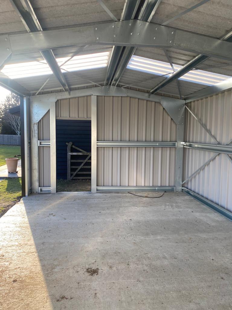 FirstFixGroup's tweet photo. #brentwood #essex
4.6 x8 -2.8 m #eaves . Day 2 & now #cladded with #roof on and due for completion tomorrow . https://t.co/ZeKQJR3842