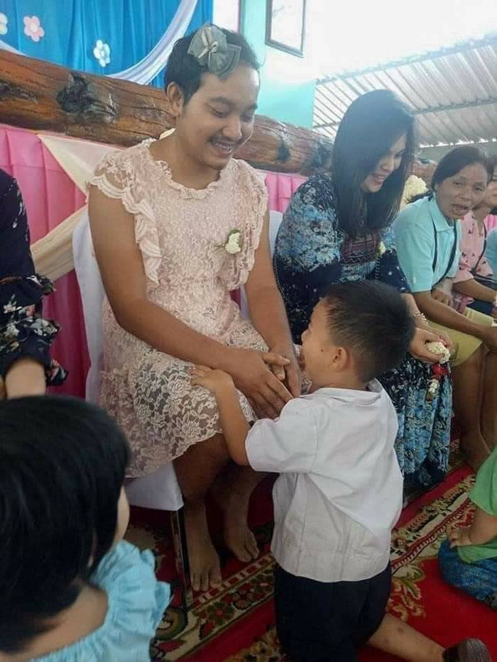 LOVE... Single Dad in Thailand wore a dress to a Mother’s Day event for his sons so that they didn’t feel left out.
