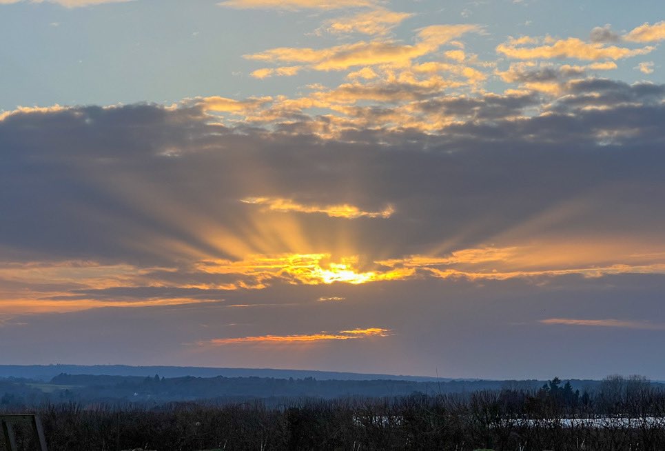 Sunbeams over Godalming this evening #sunset #sunbeams #igerssurrey #godalming #surreyhills #surreylife #surrey #jamesjaggerphotography