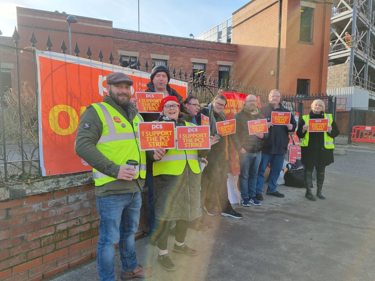 pcs_union's tweet photo. DWP Stockport still standing strong on picket line today.
With a visit from Martin Cavanagh, DWP President, and Angela Grant, DWP Vice President.
Solidarity ✊✊
#PCSonStrike #BlameTheGovt #HeartUnion❤️ https://t.co/rqX76y66a4