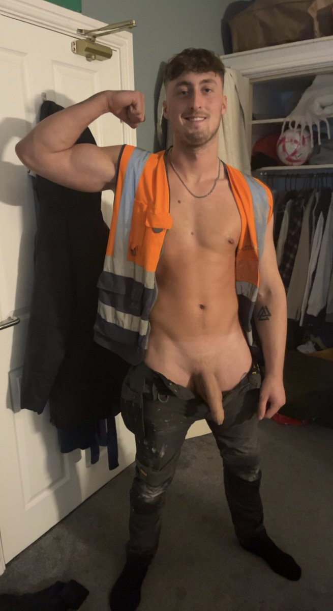 tradiesam27's tweet photo. come suck my big tradie dick #tradie #hivis #construction #boots #piss #hung #hungboy https://t.co/xkqIFpUjaD