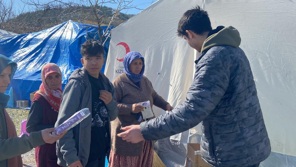 pbseferberlik's tweet photo. Malatya ve Adıyaman illerimizin çeşitli köylerine destekleriniz sayesinde toplanan powerbankleri ulaştırdık. Bölgelerde elektrik yok, telefonlar şarj edilemiyor ve bu sebeple iletişim çok zayıf. Yardımlarınız çok değerli, lütfen desteklerinizi sürdürmeye devam edin. https://t.co/ulHBOxriv6