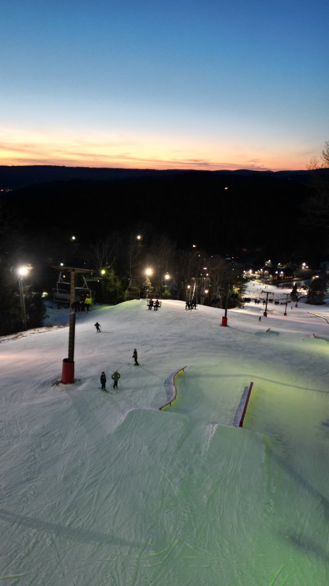 Did you know that we are open the most hours of any ski area in the region? Night skiing is available until 10pm every night of the week! 

#skisundown #wintermadebetter #nightskiing #nightski #nightskies #skilocal #skiatnight #mountainatnight #starrynight