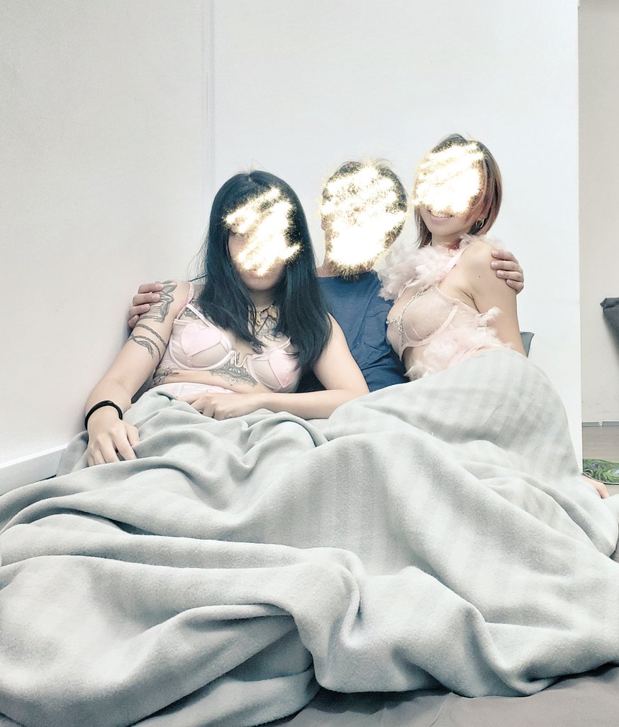 xxqueenroxy's tweet photo. #Aftercare at its best! We're open to cuddle sessions too btw, but of course no hanky panky bs, clothed and no contact of our private areas #sggirls https://t.co/Hy66HfAZ3G
