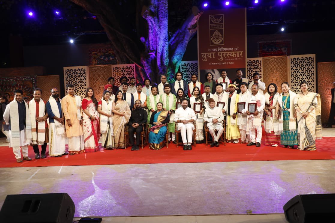 प्रदर्शन कला के विभिन्न क्षेत्रों में उत्कृष्ट युवा प्रतिभाओं की पहचान करने और उन्हें प्रोत्साहित करने के उद्देश्य से 40 वर्ष से कम आयु के कलाकारों को यह युवा पुरस्कार प्रदान किया जाता है।