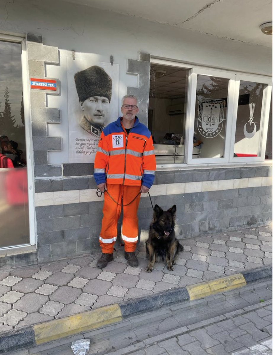jazziejazzj's tweet photo. ++ Bu haftasonu buradan 2.ekibi göndermeleri de ayrı bir umut oldu!

Ah peki ya bu fotoğraf!🖤 

..
#RHWW #deprem #earthquake #earthquaketurkey #depremhatay #RescueDogs #RescueTeam https://t.co/ZFgY6EEvYY