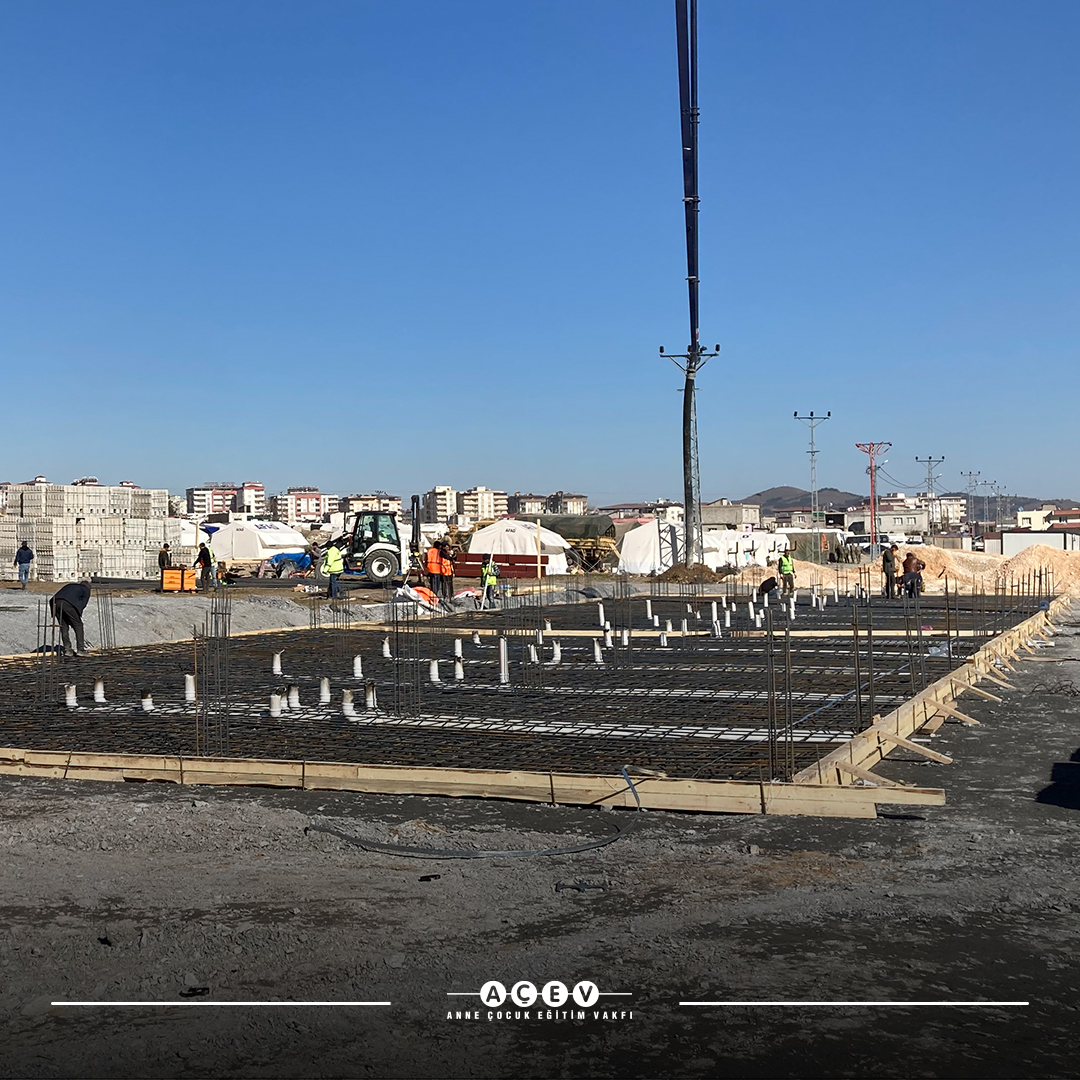 ACEVKurumsal's tweet photo. Depremden doğrudan etkilenen illerimizde yaşayan çocuklar ve ailelerine orta ve uzun vadeli rehabilitasyon ve iyileşme hizmetlerini sağlamak için ilk andan itibaren çalışıyoruz. https://t.co/ladcCKCVb9