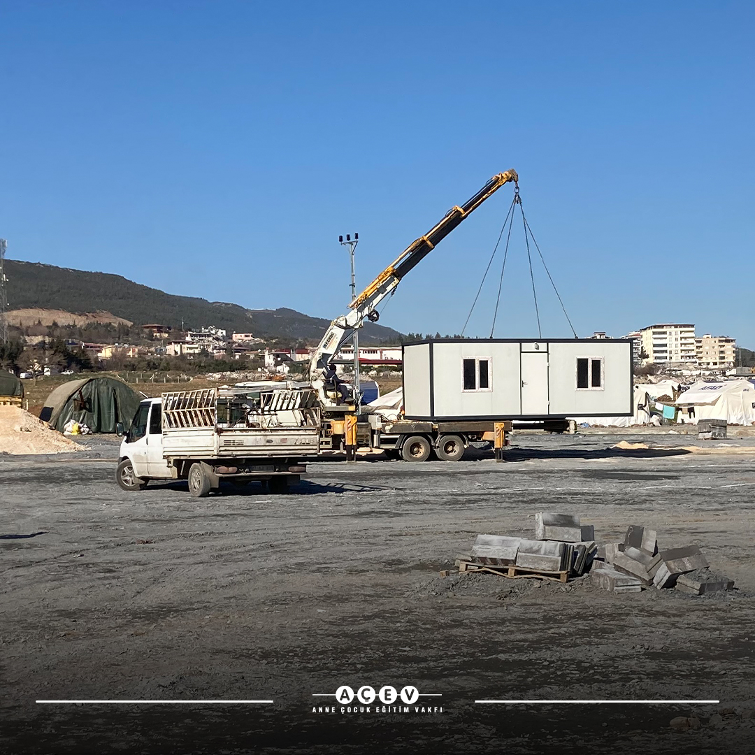 ACEVKurumsal's tweet photo. Depremden doğrudan etkilenen illerimizde yaşayan çocuklar ve ailelerine orta ve uzun vadeli rehabilitasyon ve iyileşme hizmetlerini sağlamak için ilk andan itibaren çalışıyoruz. https://t.co/ladcCKCVb9