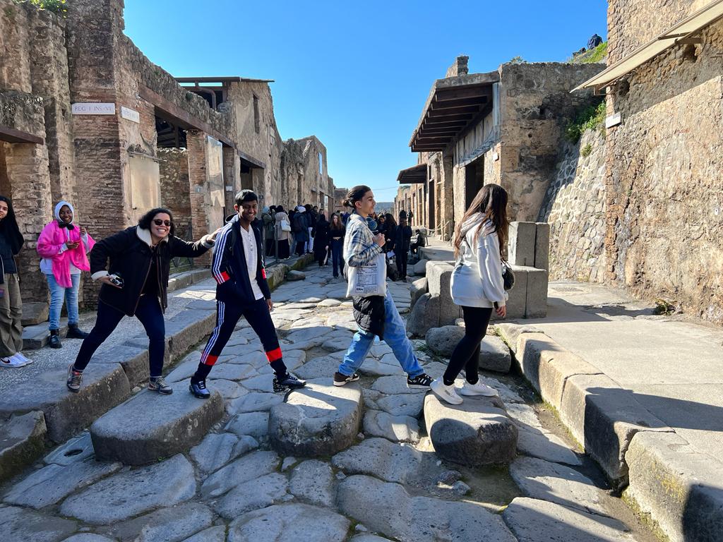 EsabacSuger's tweet photo. Pompei Road 🏛

#ErasmusPlus #Esabac @lycee_suger &amp; lycée Da Vinci Nitti https://t.co/MBrB1GM8DD