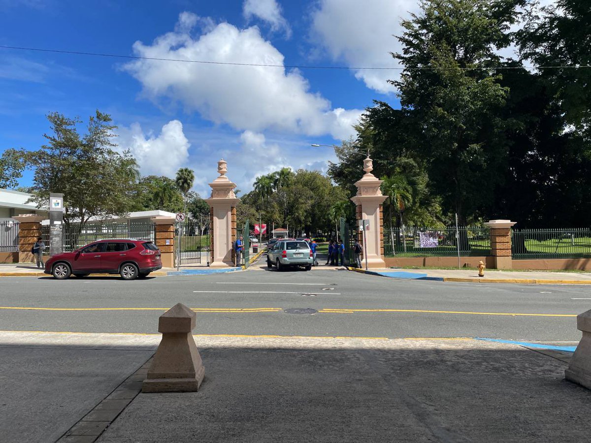 PulsoEST's tweet photo. [AHORA] | Sindicato de Trabajadores de la UPR cierran portones del Recinto de Rio Piedras, divulgó Channiel Peñaloza Parrilla, Representante Estudiantil del Recinto de Río Piedras ante la Junta Universitaria. https://t.co/VHR07UOgSV