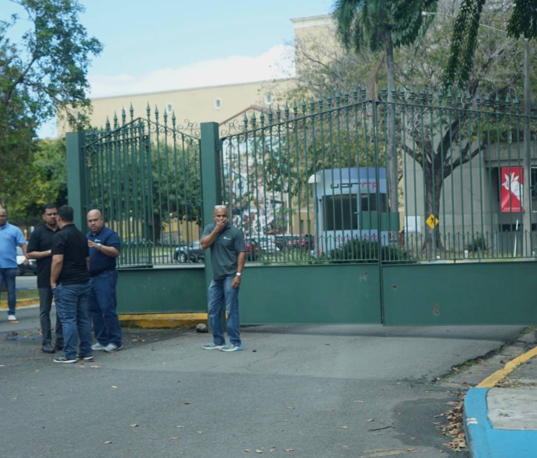 PulsoEST's tweet photo. [AHORA] | Sindicato de Trabajadores de la UPR cierran portones del Recinto de Rio Piedras, divulgó Channiel Peñaloza Parrilla, Representante Estudiantil del Recinto de Río Piedras ante la Junta Universitaria. https://t.co/VHR07UOgSV