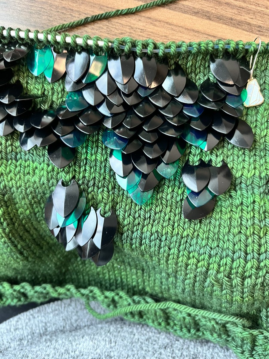 KnitPixy's tweet photo. Biggest scale project I’ve dreamt up yet. 1805 scales to be exact. It is starting to take shape! https://t.co/W8anosrvcZ