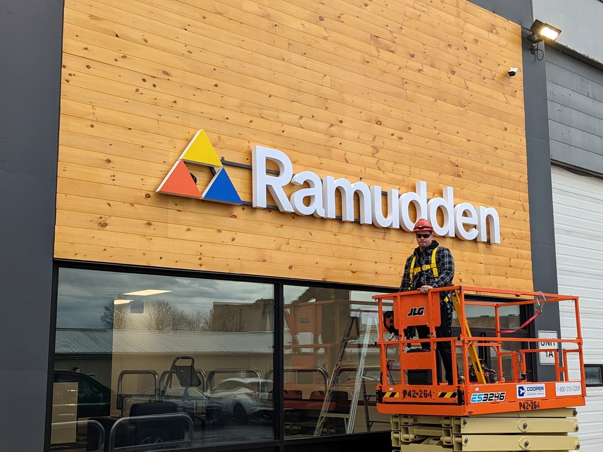 stinsontraffic's tweet image. The Oshawa Depot is looking better than ever with its new sign!

#Ramudden