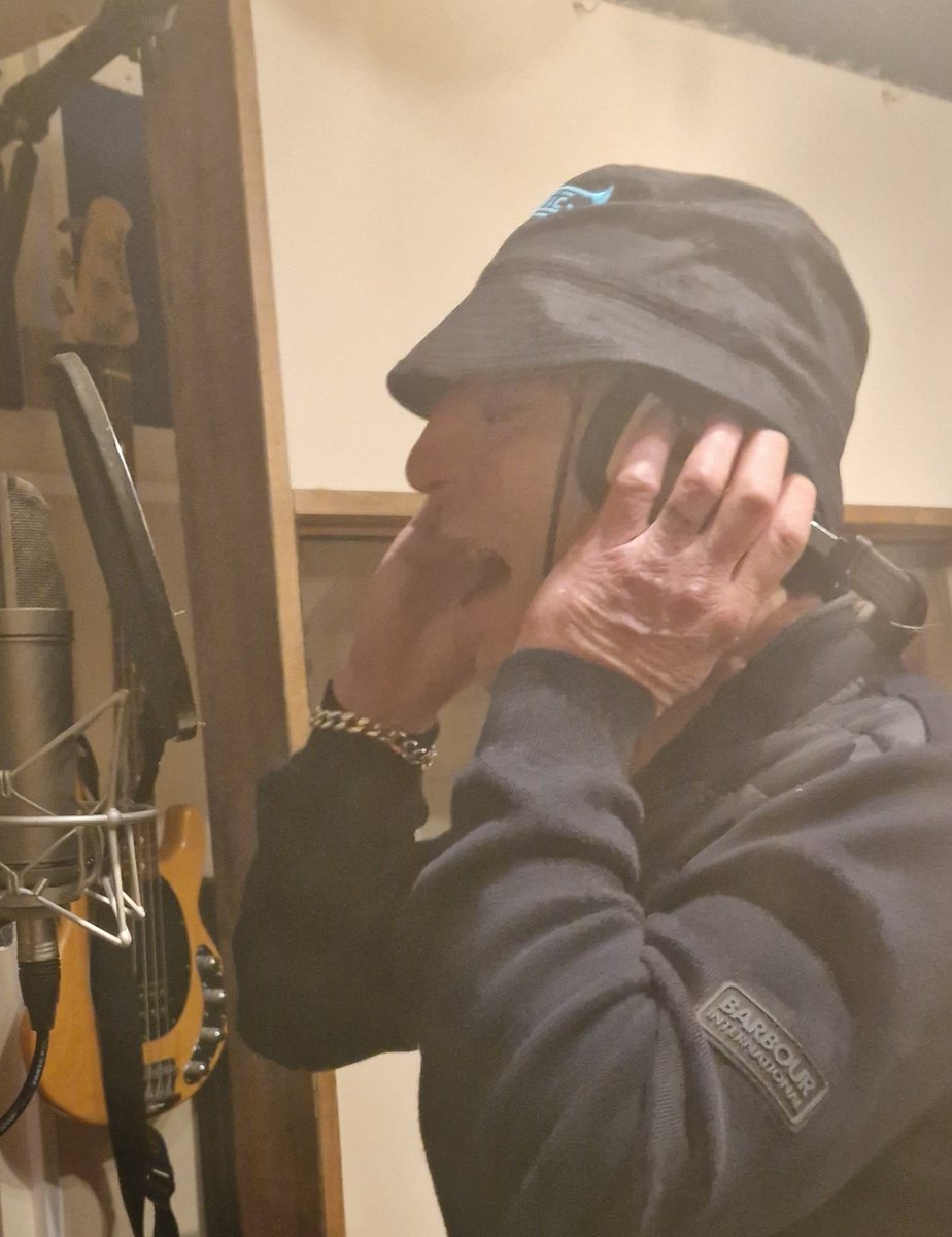 TheNewTonic7's tweet photo. NEW TONIC ππΌ
In the studio.
New single, for CHARITY ππΌ
#yearofthenew https://t.co/H2VfVSdS7Z