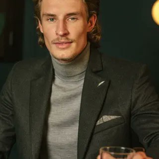 Our Soho Roll Neck and Windsor Blazer - the perfect combination for a cold evening. 
#benedictraven #ootd