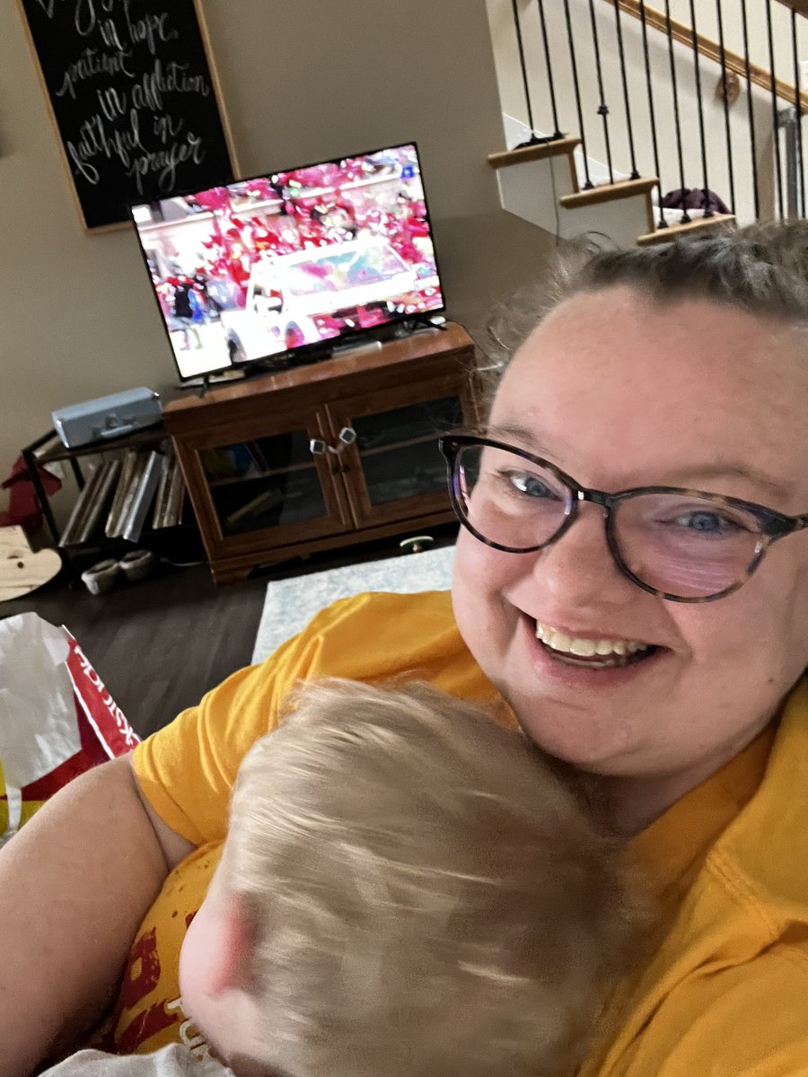 AliseBabcock's tweet photo. Enjoying the @Chiefs parade from home on @KSHB41 #redsnowday #kcchiefs #SuperBowlChamps #fightforyourrighttoparty https://t.co/4q7dI3PGQc