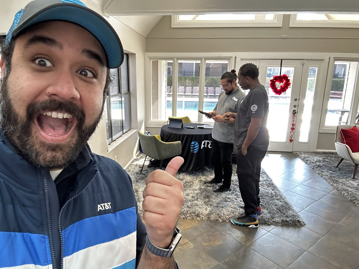 I absolutely love receiving these photos!! Darius, shout out to you and your hustling team !! Can you feel the excitement through the photo!??? What an eventful day it is! #AllThingsFiberXwireless @DramirezNTX @colehamer @NTX_Anuksha @NtxFiberteam @SSanjuaneloS