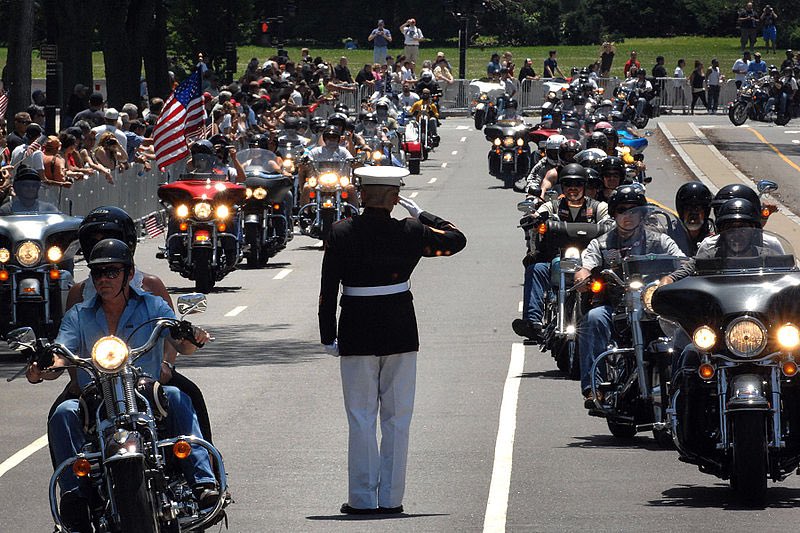 YesThatAnne's tweet image. Every Memorial Day Wknd, Staff Sergeant #TimChambers, aka #TheSalutingMarine, stands at attention while Rolling Thunder Bikers ride into DC. In 2020, he stood for 24hrs straight: 22 mins each hour to bring awareness to the est. 22 vets who die by suicide each day. #USMC #Brave