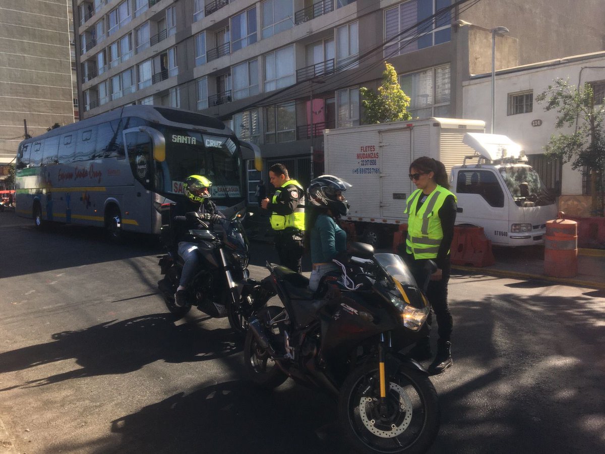 muniecentral's tweet photo. Fiscalizar es parte de nuestra gestión 🤝👊Por eso, estuvimos en un nuevo operativo de motos en #EstaciónCentral , en el eje de Toro Mazotte con la Alameda 📍Nuestro compromiso es devolver la tranquilidad de barrio a nuestras vecinas y vecinos centralin@🙌 @fmunozv https://t.co/TarnoM07GR