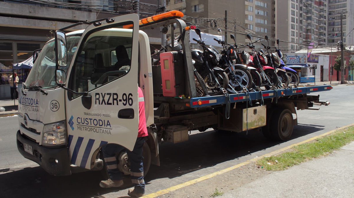 muniecentral's tweet photo. Fiscalizar es parte de nuestra gestión 🤝👊Por eso, estuvimos en un nuevo operativo de motos en #EstaciónCentral , en el eje de Toro Mazotte con la Alameda 📍Nuestro compromiso es devolver la tranquilidad de barrio a nuestras vecinas y vecinos centralin@🙌 @fmunozv https://t.co/TarnoM07GR