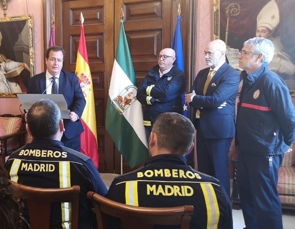 Hoy tocaba estar con Fundación Siempre Fuertes <a href="/fundacion_SF/">Fundación Siempre Fuertes</a> y #bomberos #Madrid y #Sevilla entregado recaudación para la lucha del sarcoma de ewing en hospital Virgen del Rocío. Ejemplo de solidaridad. #Gobernacion <a href="/Ayto_Sevilla/">Ayuntamiento de Sevilla</a>