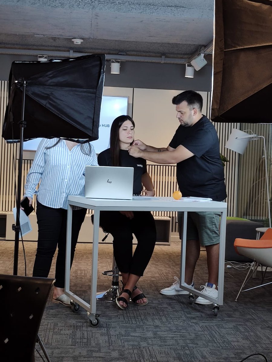 vic_villagarcia's tweet photo. Dándolo todo en próximo curso de #UniversoCripto en @kinetic_corp  con @RodrigoKinetic y @xcapit_app 

Ph: @AdrianMondolo https://t.co/qWtbxx5EK4