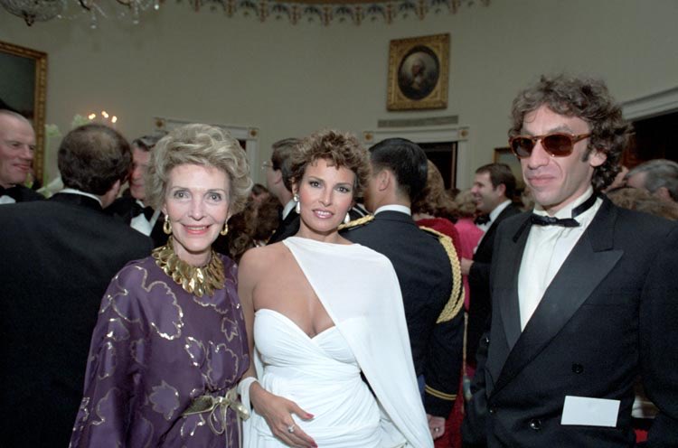 Nancy Reagan with actress Raquel Welch & Andre Weinfeld @whitehouse during a #statedinner honoring Singapore 10/08/1985
#RIPRaquelWelch #entertainingatthewhitehouse 
#softdiplomacy  @Reagan_Library
@RonaldReagan