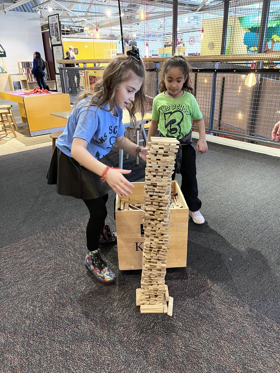 wendy_rossberg's tweet photo. First field trip EVER for all these 2nd graders. Smiles everywhere at the LICM today! @OaksSchool3 @OSchoolsPR #fieldtripfun #LICM https://t.co/QtrpH7JHUQ