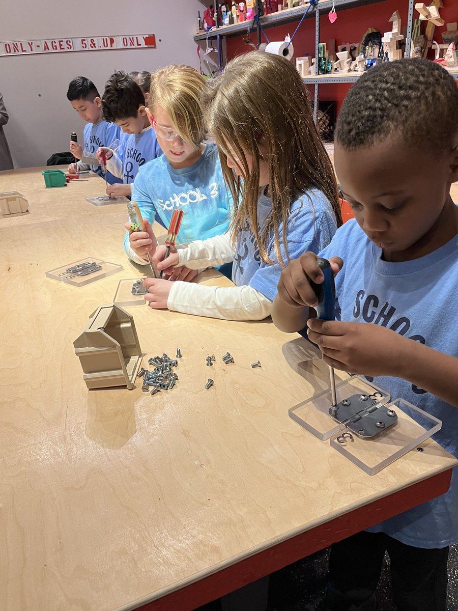 wendy_rossberg's tweet photo. First field trip EVER for all these 2nd graders. Smiles everywhere at the LICM today! @OaksSchool3 @OSchoolsPR #fieldtripfun #LICM https://t.co/QtrpH7JHUQ