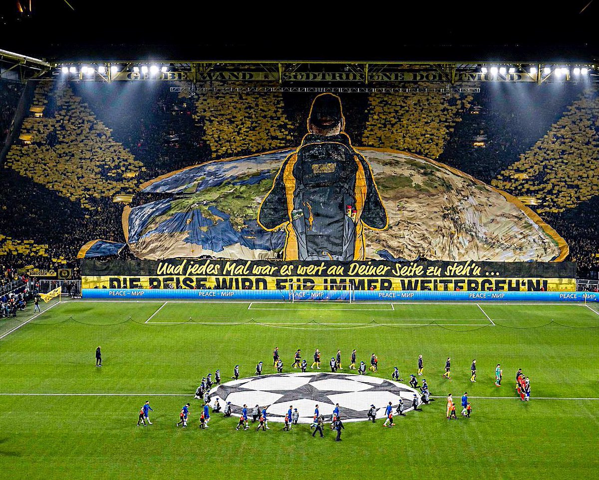 Tras 24 años de prohibición, UEFA permitió que la Sudtribune de Dortmund, la tribuna de pie más grande del mundo, pudiera estar a su máxima capacidad (25.000). Hoy, así recibieron a su equipo: 'Valió la pena cada momento a tu lado. El viaje continuará por siempre'. Espectáculo.