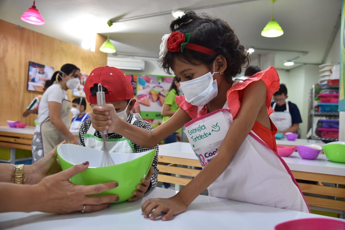 Coosalud_'s tweet photo. Con un taller de cocina saludable y ‘El muro de la sonrisa’, un espacio para pintar sus sueños, homenajeamos a nuestros niños de la sucursal Valle del Cauca, hoy, en el #DíaInternacionaldelCáncerInfantil. La diversión y el aprendizaje fueron protagonistas en esta jornada. https://t.co/U37YBtV50c